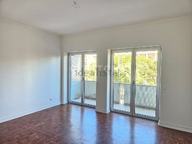 Arrendamento de apartamento T4 na Avenida das Forças Armadas