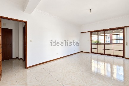 Arrendamento de apartamento T2 na Rua Bartolomeu Perestrelo, 1