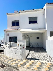 Moradia geminada à venda na Rua Trindade Coelho