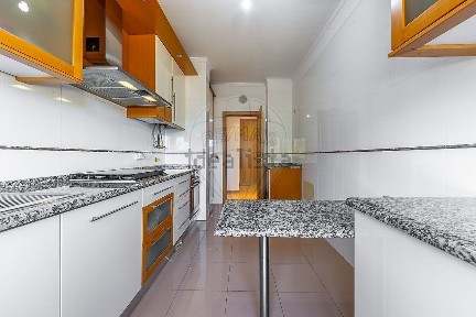 Apartamento T2 à venda na Rua Fernão de Magalhães