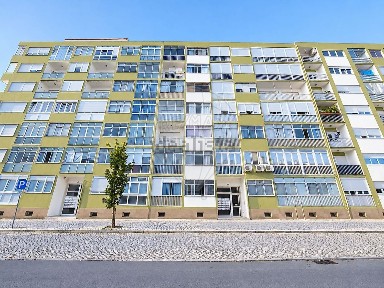 Apartamento T3 à venda na Rua Carlos Silva Lopes