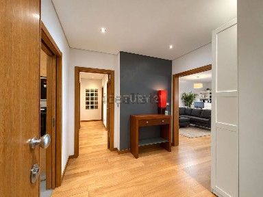 Apartamento T3 à venda na Rua Rogério da Gama Gil, 11 b