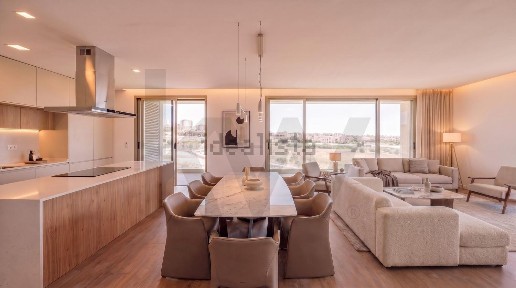 Apartamento T3 à venda na Rua Nicolau Breyner s/n