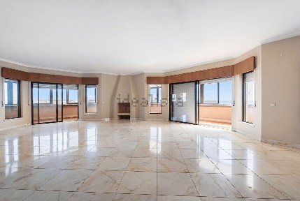 Apartamento T5 à venda na Rua da Quinta das Palmeiras