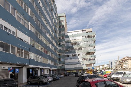 Apartamento T1 à venda no Largo Professor Doutor Egas Moniz s/n
