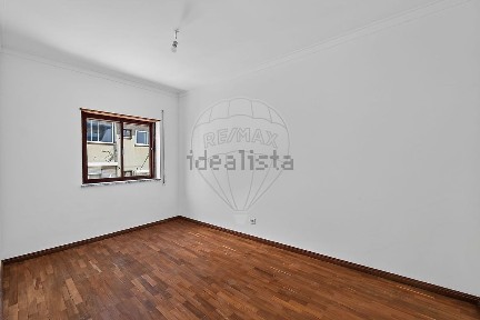 Apartamento T4 à venda na Rua José Elias Garcia
