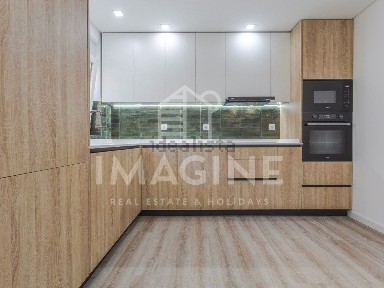 Apartamento T4 à venda na Rua Doutor Miguel Homem de Sampaio e Melo, 23