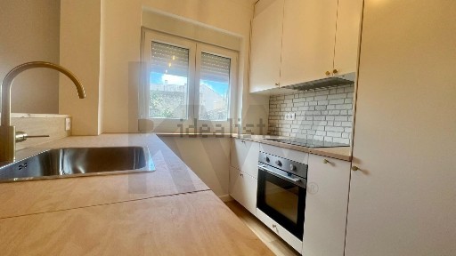 Apartamento T3 à venda na Rua Bulhão Pato s/n