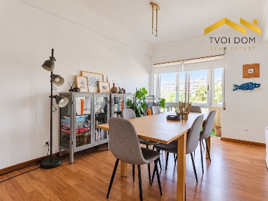 Apartamento T3 à venda na Avenida Rainha Dona Leonor