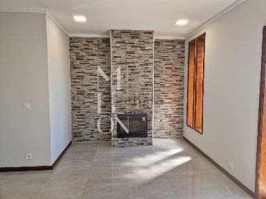 Apartamento T3 à venda em Paços de Brandão