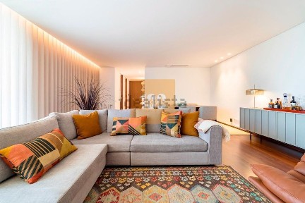 Apartamento T3 à venda na Rua Doutor António Ferreira Braga