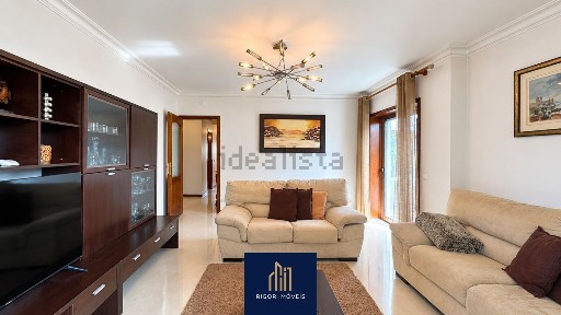 Apartamento T3 à venda na Avenida Mouzinho de Albuquerque
