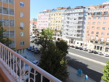 Arrendamento de apartamento T2 na Avenida de Roma, 82