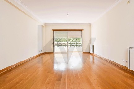 Arrendamento de apartamento T4 no Largo Topázios s/n