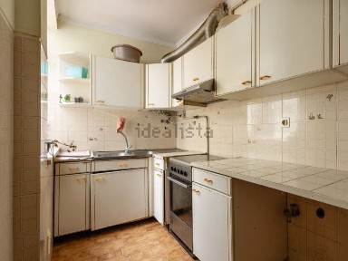 Apartamento T2 à venda na Rua Doutor António José da Silva Poiares