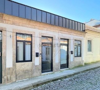 Moradia independente à venda na Rua dos Burgães