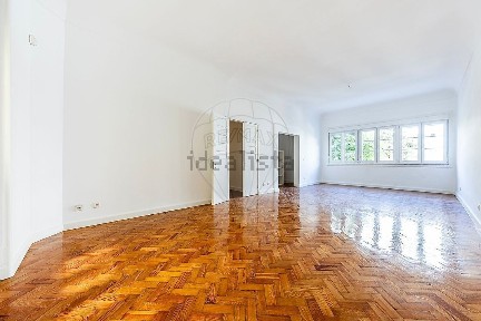 Arrendamento de apartamento T4 na Avenida Praia da Vitória