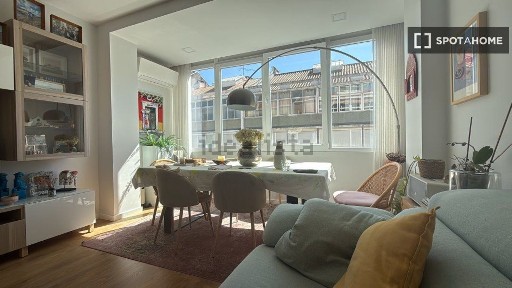 Arrendamento de apartamento T2 na Rua de São Domingos de Benfica