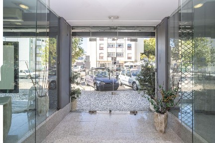 Espaço comercial à venda na Avenida Bento de Jesus Caraça, 72