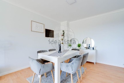 Apartamento T2 à venda na Rua 8 Urbanização Vila Areal.