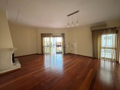 Apartamento T4 à venda na Rua Cidade de Espinho