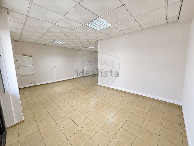 Espaço comercial à venda na Avenida Miguel Torga