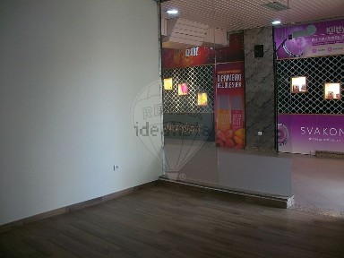Espaço comercial à venda na Avenida 25 de Abril