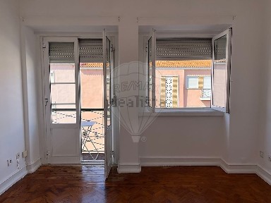 Apartamento T3 à venda na Rua Acácio de Paiva