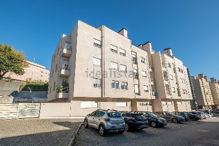 Apartamento T2 à venda na Rua Padre António Soares