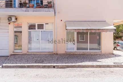 Espaço comercial à venda na Rua da Cruz de Portugal s/n