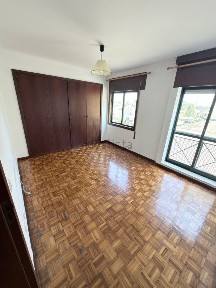 Apartamento T3 à venda na Rua Vitorino Nemésio, 5