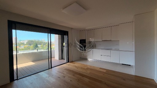 Arrendamento de apartamento T3 na Rua Doutor Mário Cal Brandão, 97