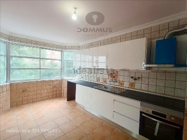 Apartamento T3 à venda na Rua Professor Rui Luís Gomes