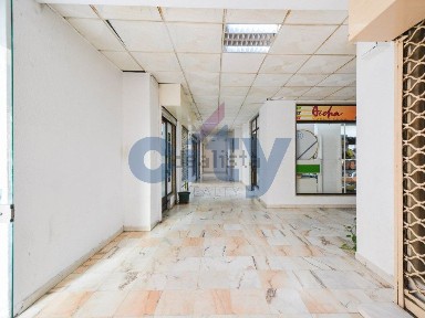Espaço comercial à venda na Rua Almada Negreiros