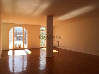 Arrendamento de apartamento T4 na Rua Martens Ferrão