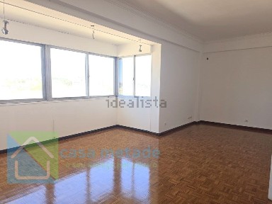 Arrendamento de apartamento T2 na Estrada de Benfica