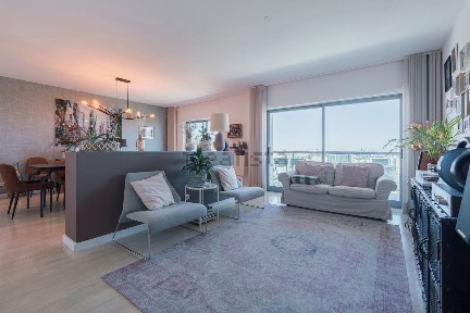 Arrendamento de apartamento T5 na Rua António Quadros, 8