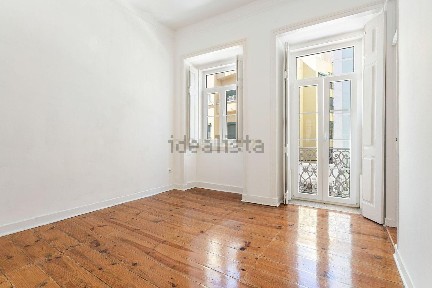 Arrendamento de apartamento T2 na Rua das Trinas, 48