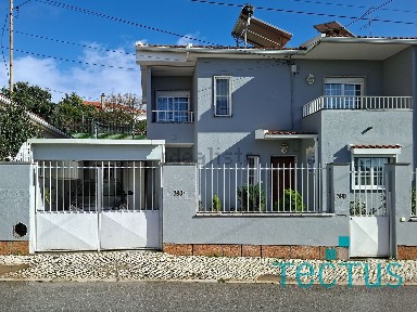 Moradia geminada à venda na Rua Doutor Pereira Coutinho s/n