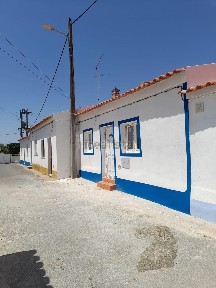 Moradia independente à venda na Rua de Santa Bárbara s/n