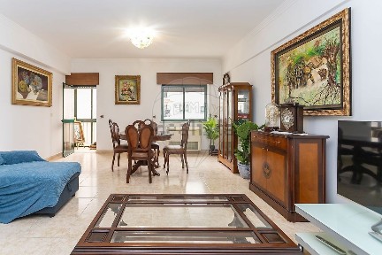 Apartamento T4 à venda na Rua Irene do Nascimento, 25, 1º Andar, 25