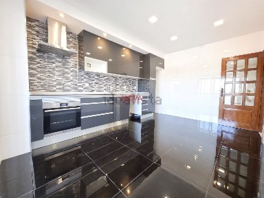 Apartamento T3 à venda em Paços de Brandão