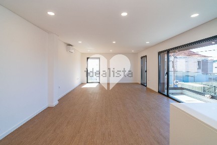 Apartamento T3 à venda na Rua de Vicente Almeida de Eça, 64