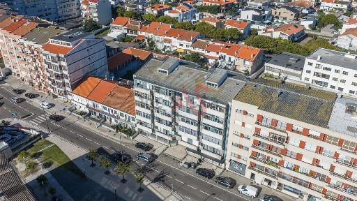 Apartamento T3 à venda na Rua Gomes de Amorim, 98