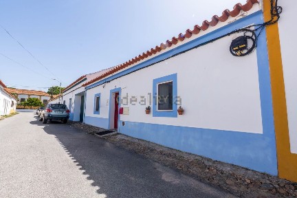 Moradia geminada à venda na Rua de Camões s/n