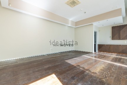 Arrendamento de espaço comercial na Avenida do Bessa