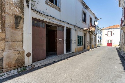 Moradia geminada à venda na Rua da República
