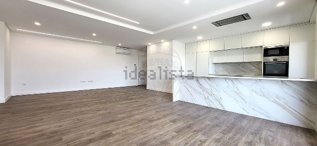 Apartamento T2 à venda na Avenida António dos Santos Rodrigues s/n