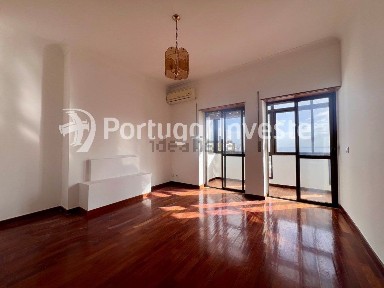 Arrendamento de apartamento T3 na Rua Ramiro Ferrão