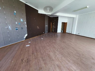 Arrendamento de espaço comercial na Rua dos Girassóis